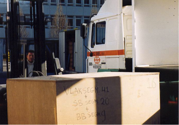 De kisten met scheepshout van Woerden 7 arriveert in Mainz in maart 2004