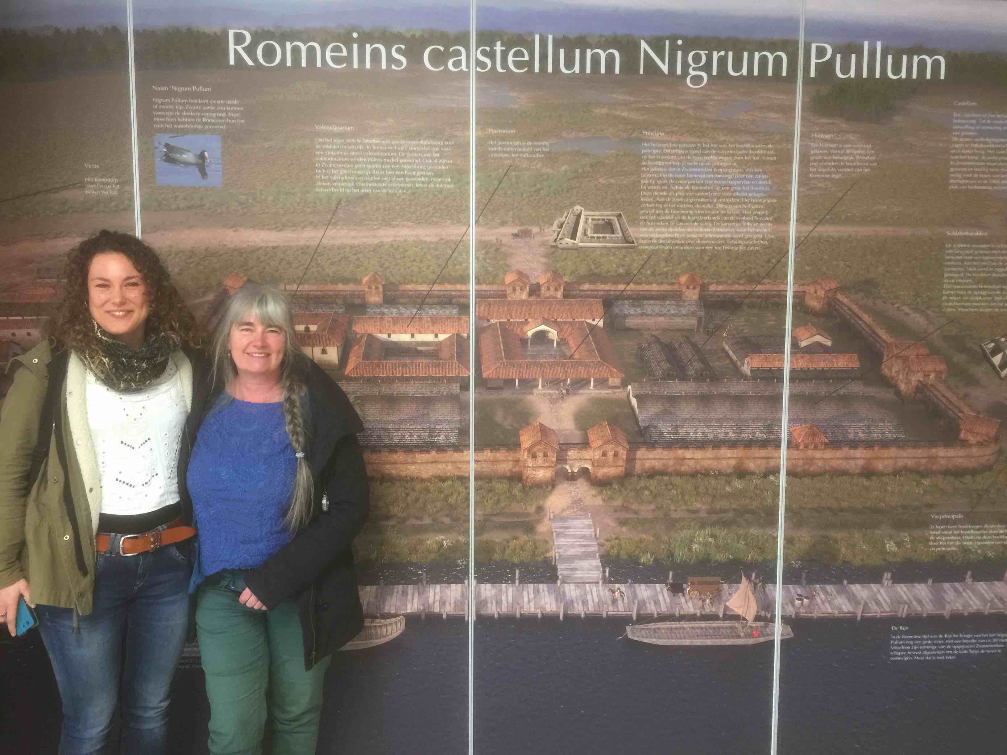 Rozemarijn Buitenhuis en Claudia Thunnissen voor een van de prachtige wanden van de tentoostelling van het Limesbezoekercentrum NIGRVM PVLLVM.