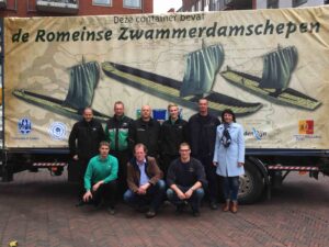 De transporteurs van TopMovers en Koninklijke De Gruiter voor een van de containers met de Zwammerdamschepen op het rijnplein in Alphen aan den Rijn 